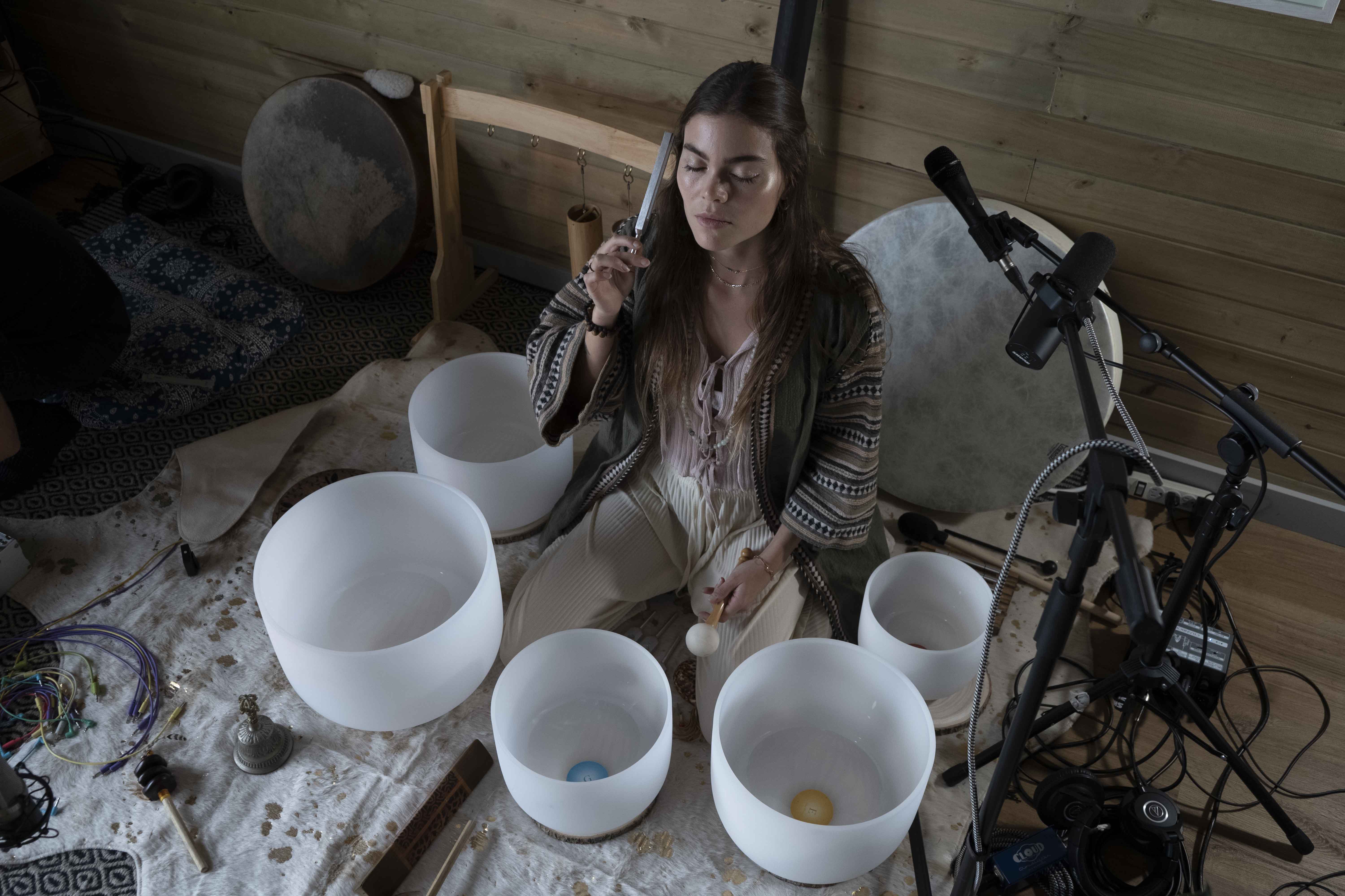 María Luisa Ruiz, terapeuta somática y cantante del Jardín Sonoro, junto a cuencos de cristal